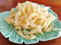 Сушеный кальмар стружкой со специями и кунжутом в Азербайджан